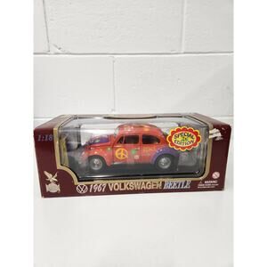 Road Legends 1:18 Die Cast Metal 1967 Volkswagen Beetle Peace Flower Power 92079
